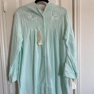 Miss Elaine embroidered house coat Size Medium
